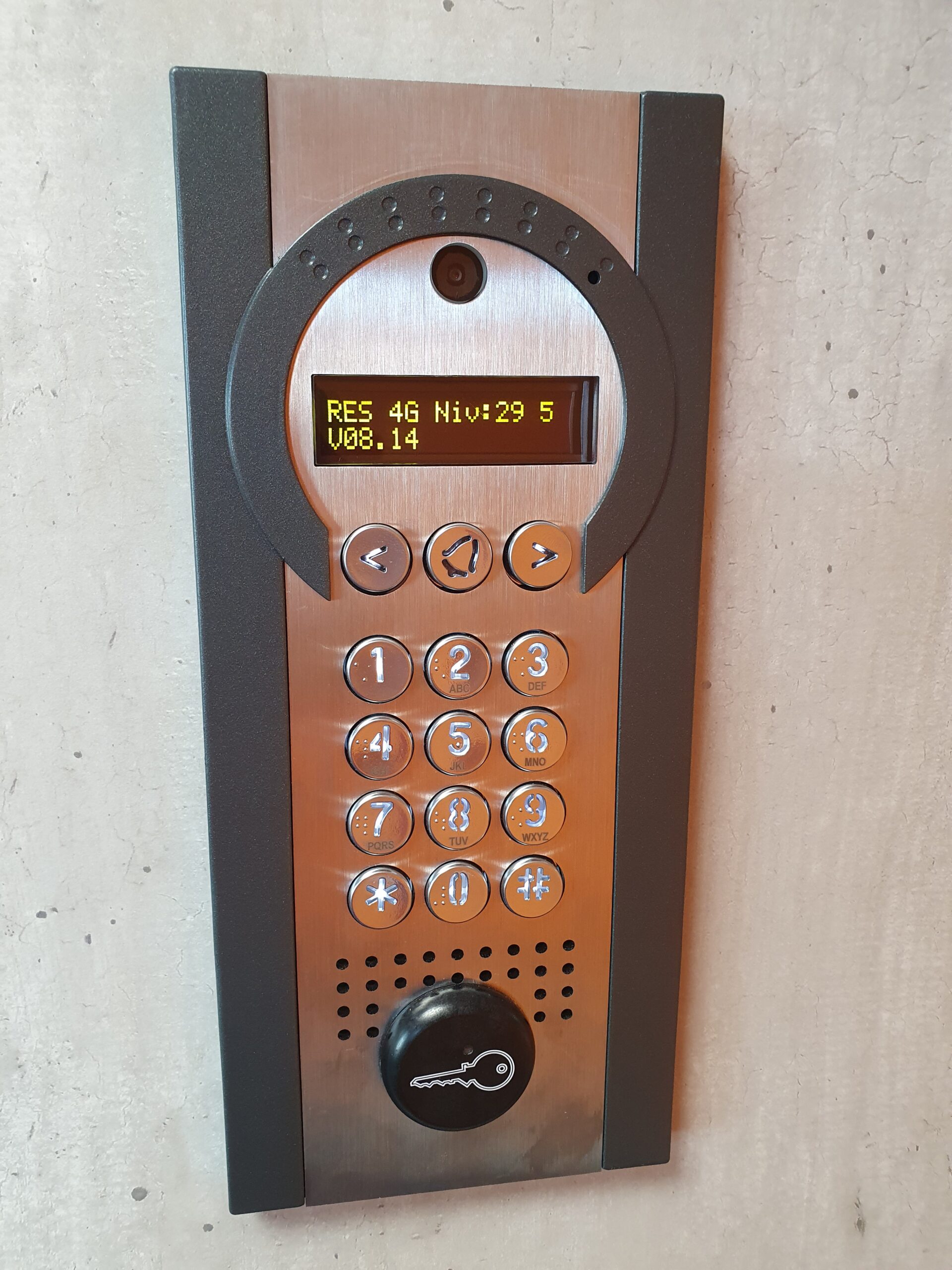 Un interphone connecté pour un accès autonome dans un appartement